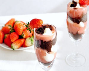 酸奶草莓奥利奥杯
