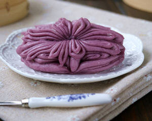 像花儿一样绽放的紫薯莲花卷