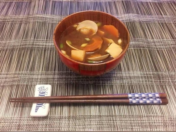 为什么日本人喜欢喝味噌汤...
