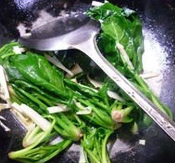 保护眼睛吃什么东西最好-菠菜炒冬笋的做法7