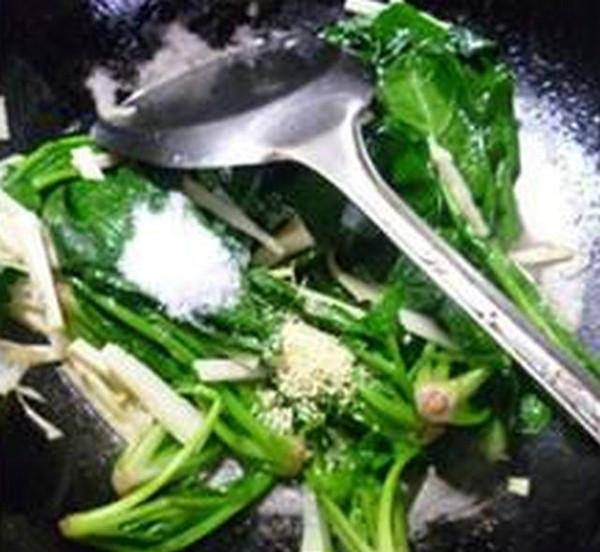 保护眼睛吃什么东西最好-菠菜炒冬笋的做法8