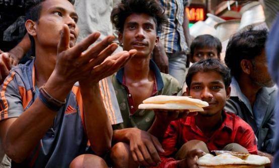 印度人举办国宴的时候，也是用手抓着吃的吗？
